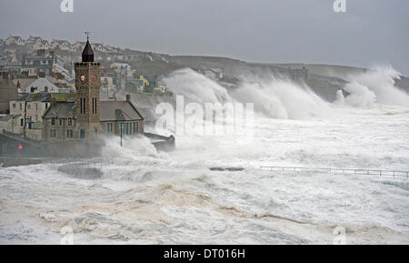 Sturm erzeugen riesige Wellen, die in Porthleven, verursacht viel Schaden an den Hafen, Strukturen und sinkende Schiffe zu zerschlagen Stockfoto