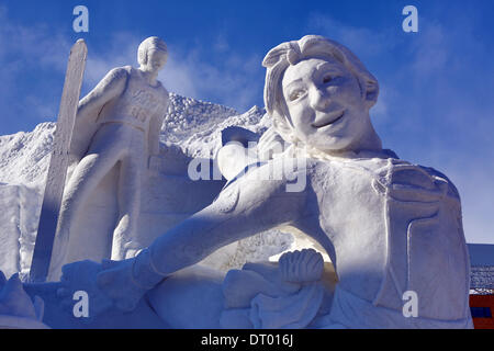 Sapporo, Japan. 5. Februar 2014. Eis-Skulptur namens "Wintersport Paradies, Hokkaido" verfügt die Wintersportler jubeln die japanische Mannschaft zum Sieg bei den Olympischen Spielen in Sotschi am ersten Tag der 65. Sapporo Snow Festival 2014 in Sapporo, Japan. Mehr als 2 Millionen Menschen sollen die Woche Festival zu besuchen. Bildnachweis: Paul Brown/Alamy Live-Nachrichten Stockfoto