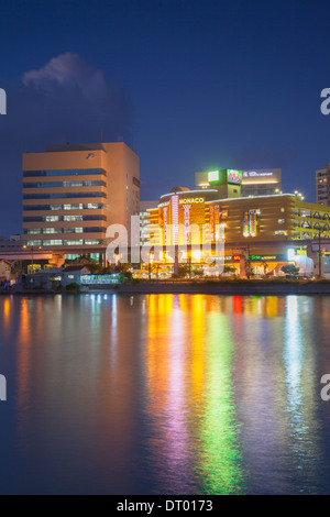 Skyline von Naha in der Abenddämmerung, Okinawa, Japan Stockfoto