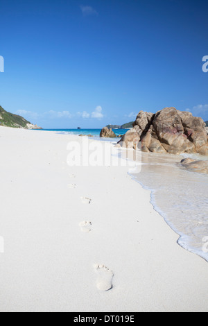 Fußabdrücke auf Nishibama Strand, auch bekannt als Insel, Kerama Inseln, Okinawa, Japan Stockfoto
