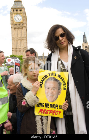 Bianca Jagger an Haltestelle der Krieg-Demonstration in London Parliament Square als Präsident Bush kommt Stockfoto