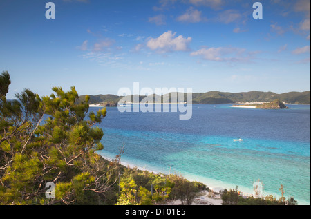 Blick auf die Insel Zamami aus Aka Insel, Kerama Inseln, Okinawa, Japan Stockfoto