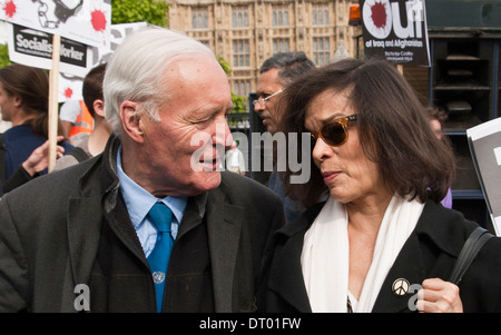 Tony Benn in Diskussion mit Bianca Jagger außerhalb des Palace of Westminster in London Stockfoto