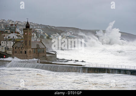 Sturm erzeugen riesige Wellen, die in Porthleven, verursacht viel Schaden an den Hafen, Strukturen und sinkende Schiffe zu zerschlagen Stockfoto