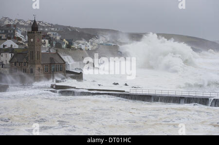 Sturm erzeugen riesige Wellen, die in Porthleven, verursacht viel Schaden an den Hafen, Strukturen und sinkende Schiffe zu zerschlagen Stockfoto