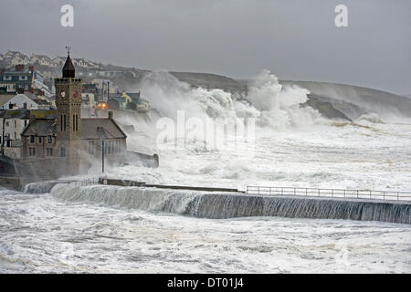 Sturm erzeugen riesige Wellen, die in Porthleven, verursacht viel Schaden an den Hafen, Strukturen und sinkende Schiffe zu zerschlagen Stockfoto