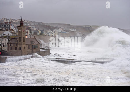 Sturm erzeugen riesige Wellen, die in Porthleven, verursacht viel Schaden an den Hafen, Strukturen und sinkende Schiffe zu zerschlagen Stockfoto