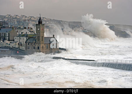 Sturm erzeugen riesige Wellen, die in Porthleven, verursacht viel Schaden an den Hafen, Strukturen und sinkende Schiffe zu zerschlagen Stockfoto