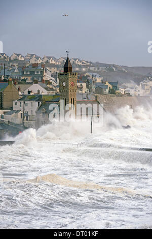 Sturm erzeugen riesige Wellen, die in Porthleven, verursacht viel Schaden an den Hafen, Strukturen und sinkende Schiffe zu zerschlagen Stockfoto