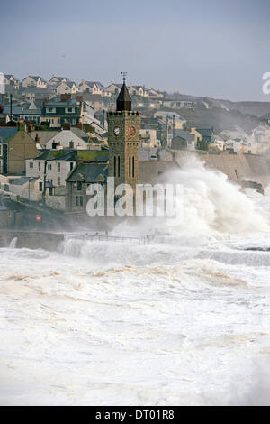 Sturm erzeugen riesige Wellen, die in Porthleven, verursacht viel Schaden an den Hafen, Strukturen und sinkende Schiffe zu zerschlagen Stockfoto