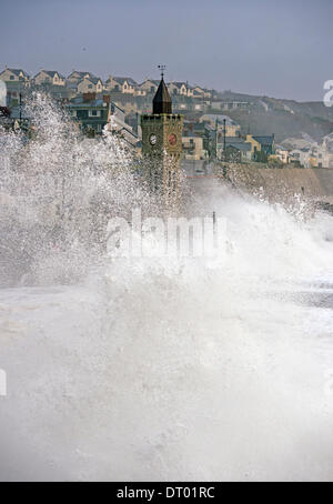 Sturm erzeugen riesige Wellen, die in Porthleven, verursacht viel Schaden an den Hafen, Strukturen und sinkende Schiffe zu zerschlagen Stockfoto