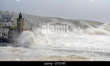 Sturm erzeugen riesige Wellen, die in Porthleven, verursacht viel Schaden an den Hafen, Strukturen und sinkende Schiffe zu zerschlagen Stockfoto