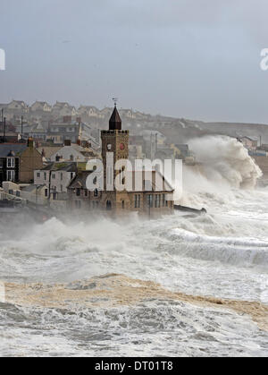 Sturm erzeugen riesige Wellen, die in Porthleven, verursacht viel Schaden an den Hafen, Strukturen und sinkende Schiffe zu zerschlagen Stockfoto