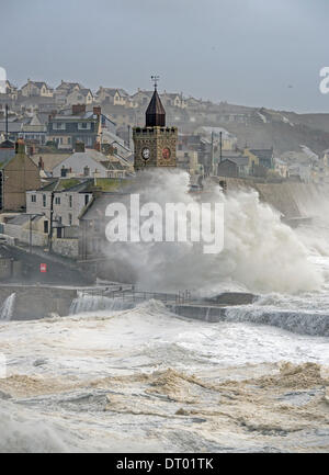 Sturm erzeugen riesige Wellen, die in Porthleven, verursacht viel Schaden an den Hafen, Strukturen und sinkende Schiffe zu zerschlagen Stockfoto