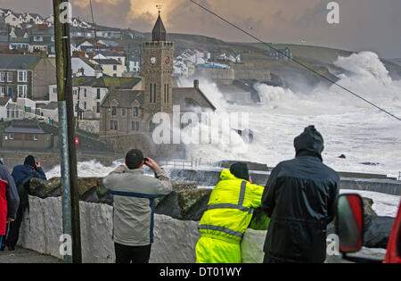 Porthleven, Cornwall, UK. 5. Februar 2014. Sturm-Beobachter blicken auf bei der heutigen Flut wie riesige Meer Smash in Porthleven in South West Cornwall es scheint kein Ende zu dem stürmischen Wetter mit starkem Wind Prognose für das Wochenende. Bildnachweis: Bob Sharples/Alamy Live-Nachrichten Stockfoto