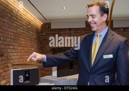 Bei der Enthüllung des Bose SoundTouch Systems in New York, Boses Vice President von Home Entertainment, Produktentwicklung, Tim Saeger, deutet auf einen SoundTouch 20 Lautsprecher. Oktober 2013 Stockfoto