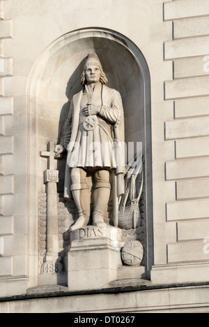 London, England, Vereinigtes Königreich. Statue von Bartolomeu / Bartholomew Dias (portugiesischer Seefahrer und Entdecker) an Fassade des South Africa House, Trafalgar Sq Stockfoto