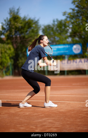 Tennisspielerin Ausführung einen Rückhand volley Stockfoto