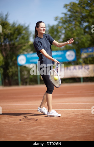 Tennisspielerin Ausführung einen Vorhand volley Stockfoto