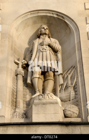 London, England, Vereinigtes Königreich. Statue von Bartolomeu / Bartholemew Dias (portugiesischer Seefahrer und Entdecker) an Fassade des South Africa House, Trafalgar Sq Stockfoto