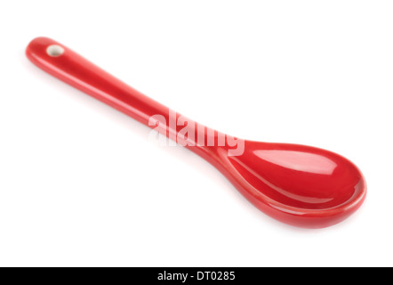 Einzelne rote Porzellanlöffel isoliert auf weiss Stockfoto