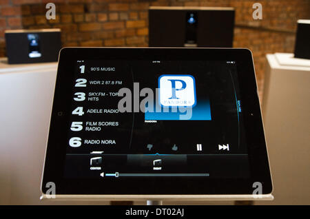 Bei der Premiere des Bose SoundTouch Systems zeigt ein Apple iPad die SoundTouch app steuern drei Lautsprecher (im Hintergrund). Oktober 2013 Stockfoto