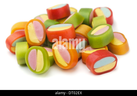 Haufen von bunten Gummibärchen Bonbons isoliert auf weiss Stockfoto