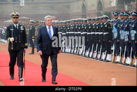 Neu-Delhi, Indien. 5. Februar 2014. Der deutsche Bundespräsident Joachim Gauck (2 L) prüft die Ehrenwache während des feierlichen Empfangs in indischen Präsidentenpalast in Neu-Delhi, Indien, 5. Februar 2014. © Partha Sarkar/Xinhua/Alamy Live-Nachrichten Stockfoto