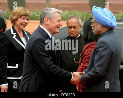 Neu-Delhi, Indien. 5. Februar 2014. Der deutsche Bundespräsident Joachim Gauck (2 L) schüttelt Hände mit Indian Prime Minister Manmohan Singh (R) während des feierlichen Empfangs in indischen Präsidentenpalast in Neu-Delhi, Indien, 5. Februar 2014. © Partha Sarkar/Xinhua/Alamy Live-Nachrichten Stockfoto