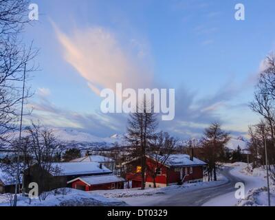 Wind Wolken über der Insel Kvaloya Stockfoto