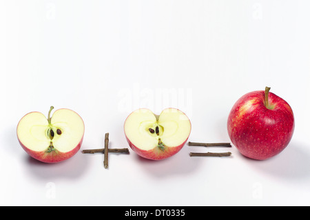 Ein roter Apfel und zwei Hälften. Konzeptionelle Foto Stockfoto