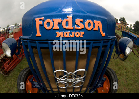 Nahaufnahme von einem hochglanzpolierten Oldtimer Traktor Fordson Major bei einer Landwirtschaftsausstellung in Surrey Stockfoto