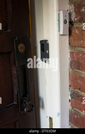 Ziegel Holz Rahmen Glocke Sperre Brief Kasten Türklopfer Stockfoto