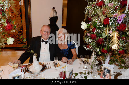 im Stadtzentrum von Berlin, Deutschland. 4. Februar 2014. Besitzer der Parfümerie Zaga an das Einkaufszentrum Lestra, Gabriele Strangemann und ihr Mann Georg Strangemann sind während des Abendessens "Gloeoeckler Imperial" im Showroom des Modedesigners Harald Gloeoeckler in seinem Penthouse in der Innenstadt von Berlin, Deutschland, 4. Februar 2014 abgebildet. Mode-Designer Harald Gloeoeckler eingeladen italienische Schauspielerin Gina Lollobrigida für einen Empfang anlässlich des ihre 20 Jahre Freundschaft statt. Foto: JENS KALAENE/Dpa/Alamy Live News Stockfoto