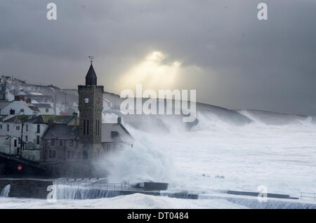 Porthleven, Cornwall, UK. 5. Februar 2014. Die Kirche am Hafendamm ist bei starkem Wind am Morgen des Mittwoch, 5. Februar 2014 von den Wellen verschlungen. Bildnachweis: Patrick Campbell/Alamy Live-Nachrichten Stockfoto