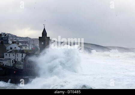 Porthleven, Cornwall, UK. 5. Februar 2014. Die Kirche am Hafendamm ist bei starkem Wind am Morgen des Mittwoch, 5. Februar 2014 von den Wellen verschlungen. Bildnachweis: Patrick Campbell/Alamy Live-Nachrichten Stockfoto