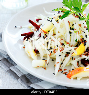 Salat mit Apfel, rote Beete und Kohl, Essen Nahaufnahme Stockfoto