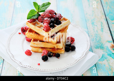 Waffeln mit Sommerbeeren, Essen Nahaufnahme Stockfoto