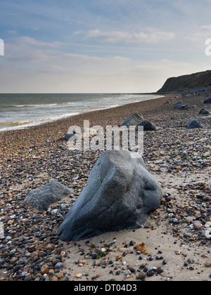 Felsen verstreut entlang der Küste von Herne Bay zu Reculver, Kent; an einem sonnigen Morgen. Stockfoto