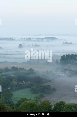 Am frühen Morgennebel von Wye tiefen betrachtet; mit Blick auf das Dorf Bach mit Ashford in der Ferne. Kent, England. Stockfoto