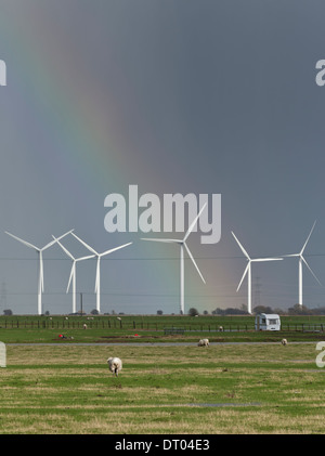 Ein Regenbogen scheint direkt auf einer Windkraftanlage an der kleinen Cheyne Gericht Windpark Romney Marsh, Kent. Stockfoto