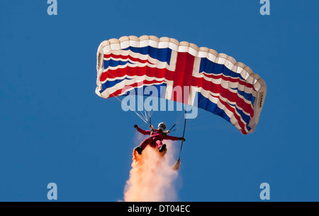 Ein Fallschirm aus der roten Teufel anzeigen Team landen in den Farben der britischen Flagge gegen blauen Himmel Stockfoto