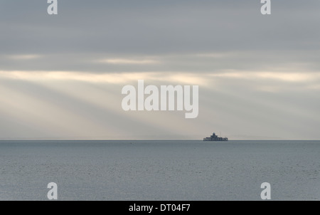 Die Herne Bay Molenkopf isoliert auf dem Meer mit diagonalen Sonnenstrahlen hinter. Stockfoto