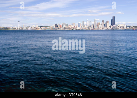 Blick über das Wasser der Elliott Bay und den Puget Sound in die Innenstadt von Seattle von Alki, West Seattle, USA Stockfoto