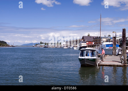 La Conner, Skagit County, Washington, USA Aug 2012. Ufergegendhäuser und Boote auf der Swinomish Channel Stockfoto