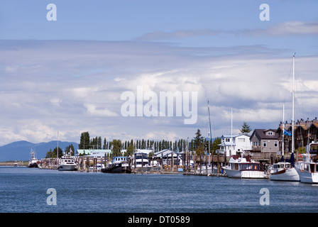 La Conner Waterfront Häuser und Boote auf dem Swinomish Channel, Skagit County, Washington, USA Stockfoto