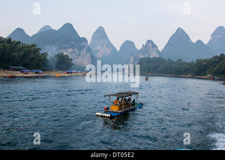 China, Yangshuo County, Bambus Flöße auf dem Yulong Fluss Karstformationen Stockfoto