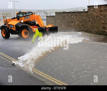 West Bay, Dorset, Großbritannien, 5. Februar 2014: Abschnitte der West Bay sind geschlossen, die Abwehr zu versuchen, zu reduzieren, den Überschwemmungen bei Hochwasser Kredit mehr Sandsäcke hinzugefügt werden: Tom Corban/Alamy Live News Stockfoto