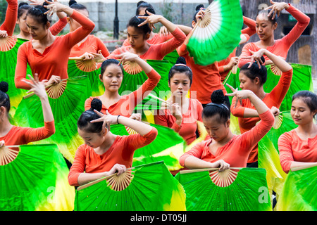 China, Guilin, Schülerinnen tanzen während einer Lektion Sport Stockfoto