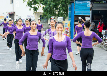 China, Guilin, Schülerinnen tanzen während einer Lektion Sport Stockfoto